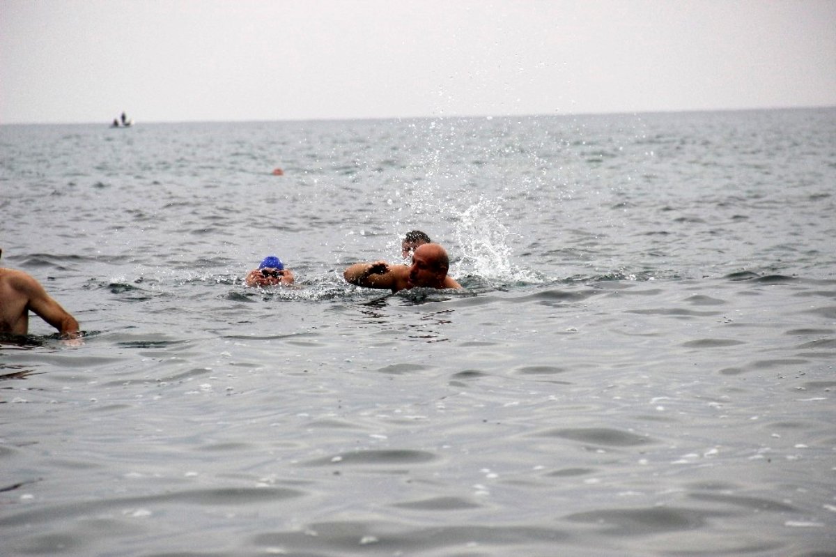 Son dakika haber | Cumhuriyet Bayramı'nı yüzerek kutladılar